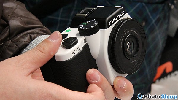 PENTAX K01 白色版,造型與設計與傳統DSLR截然不同